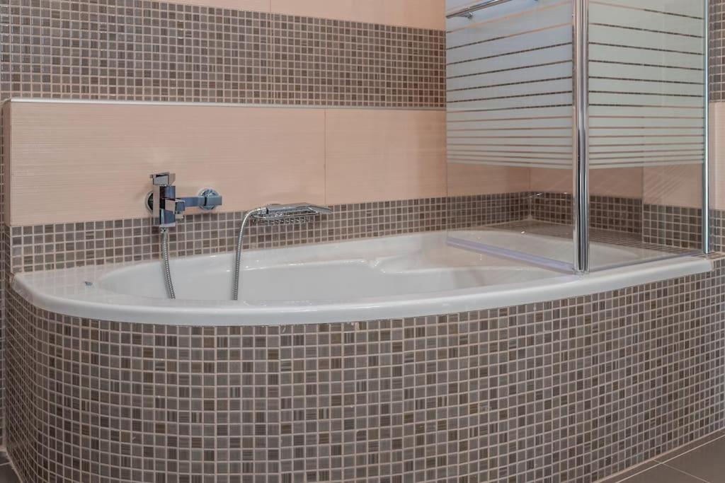פרבזה "Aeolos" Luxury Villa מראה חיצוני תמונה